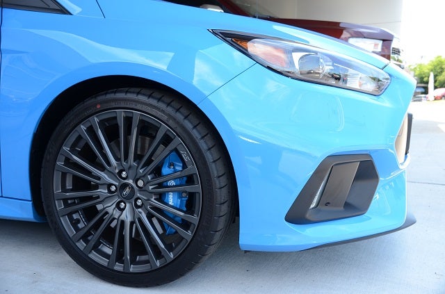 Focus RS showcasing its matching Brembo brakes