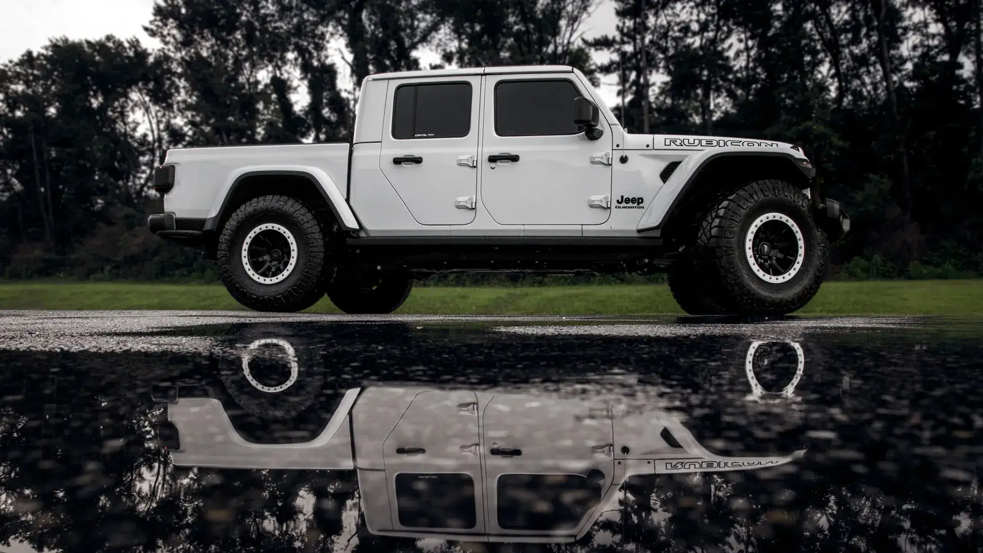 Jeep Gladiator with a lift kit or leveling kit installed